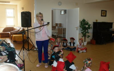 Impreza w DPS – dzieci tańczą Poloneza